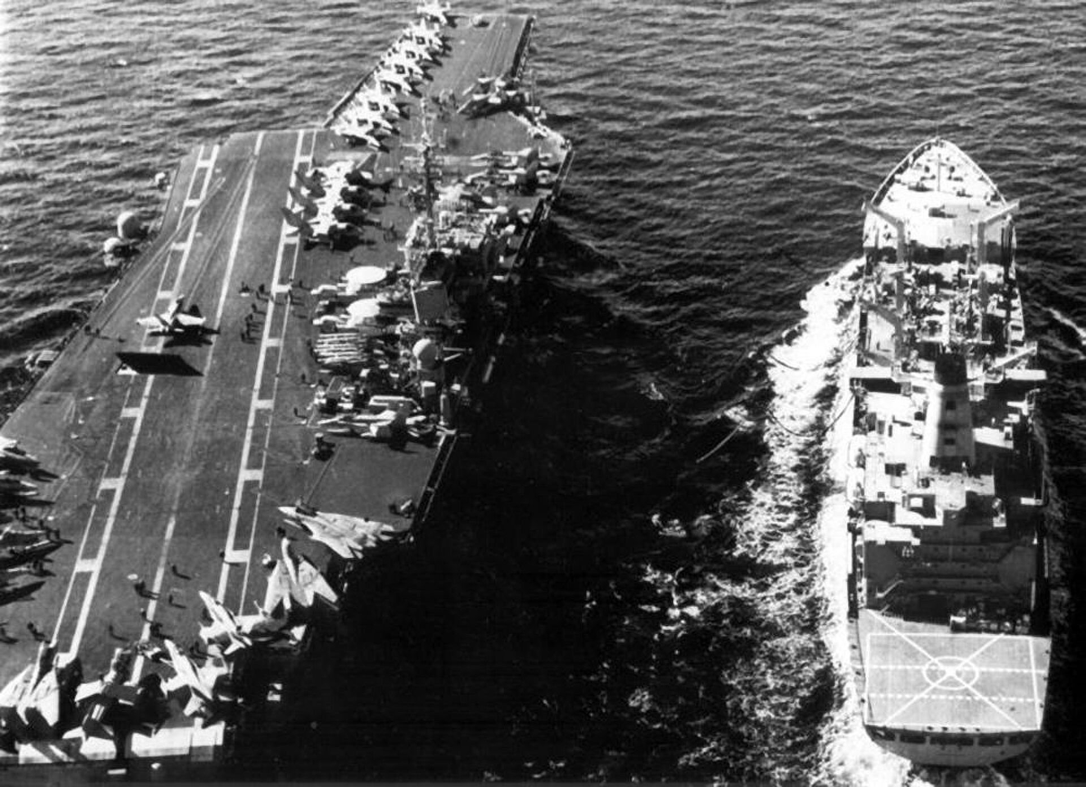 От пылающих берегов Вьетнама до бушующих песков Персидского залива авианосец "Китти Хок" был символом американской мощи.-5