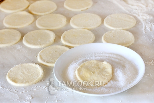 Обвалять кружок теста в сахаре