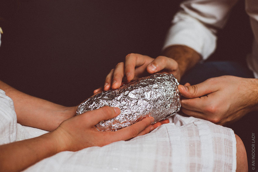 фотосессия с буррито вместо ребенка 