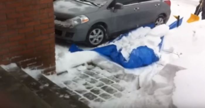 Простой способ уборки снега во дворе