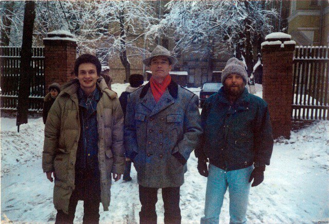 Сергей Лойко, Арнольд Шварценеггер, Эндрю Вайна (продюсер «Красной жары») у дома Сергея. Москва. СССР. 1988 г. история, люди, фото