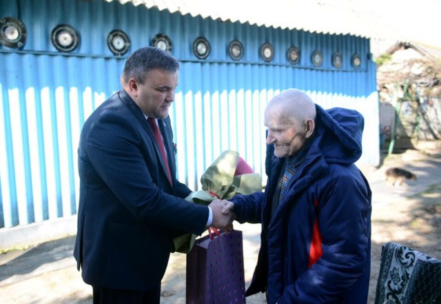 Глава района поздравил ветерана Ераста Иванова с Днем Победы.