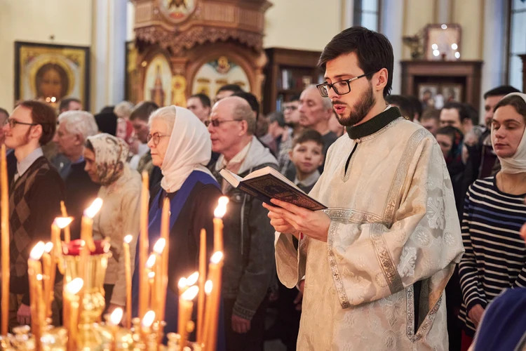 Суббота начинается с заупокойной литургии, а после проходит панихида.
