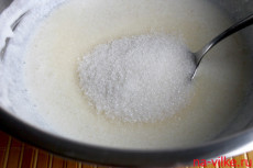 Добавить сахарный песок