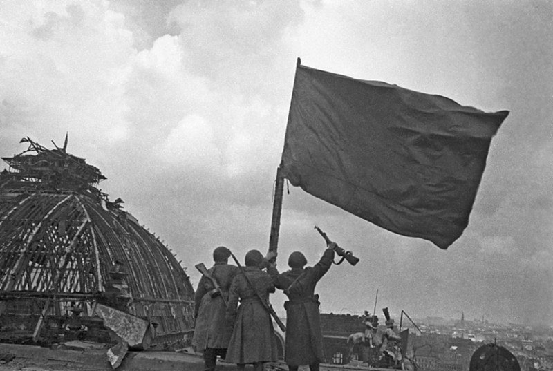 Сколько флагов было над Рейхстагом? СССР, история, факты