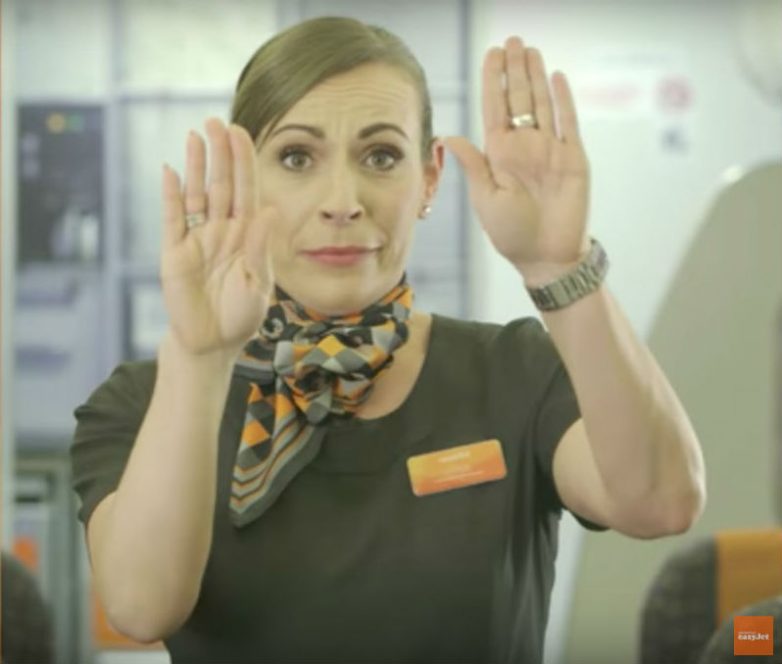 Что обозначают загадочные жесты бортпроводников 