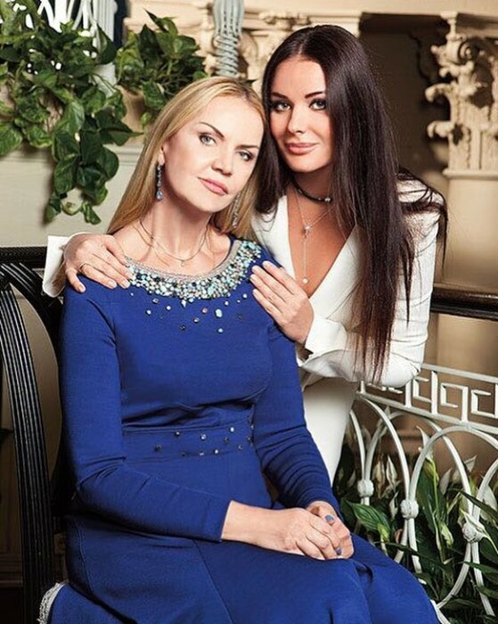 Оксана Фёдорова с мамой. / Фото: www.russianshowbiz.info