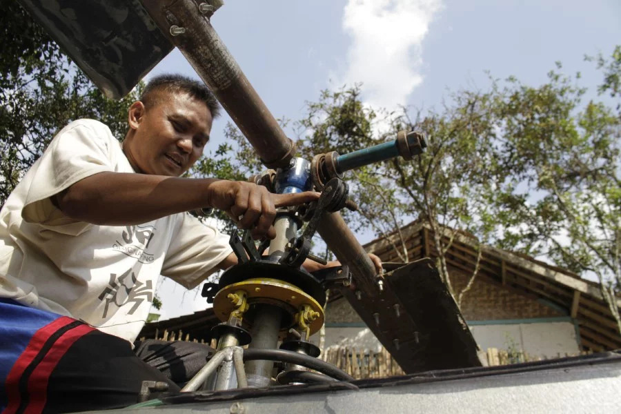 Мусорное решение проблемы пробок: Индонезиец сделал собственный вертолет из мусора ужас