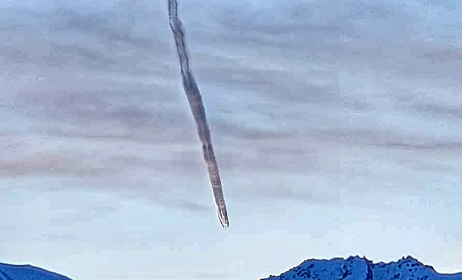В небе над Аляской пролетел объект, который оставил за собой след как от черной змеи Культура