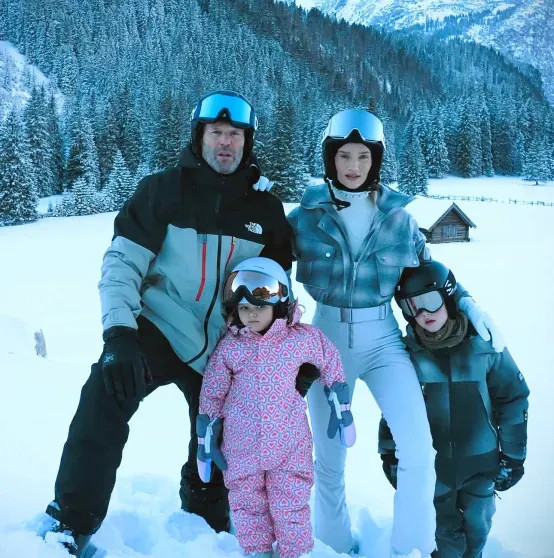 Рози Хантингтон-Уайтли раскрыла детские мечты в откровенном интервью для Vogue