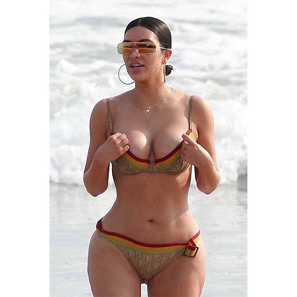 18 Без прикрас: Ким Кардашьян <br> на пляже в бикини