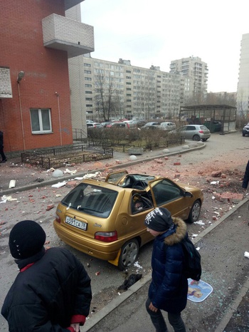 ЧП в Санкт-Петербурге: обрушилась облицовка жилой многоэтажки