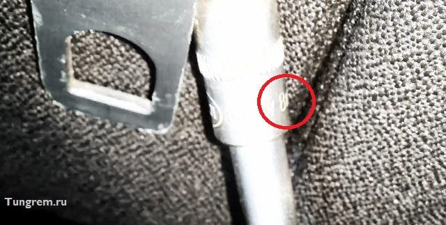 Ключ на 8 для снятия лампочки стоп сигнала