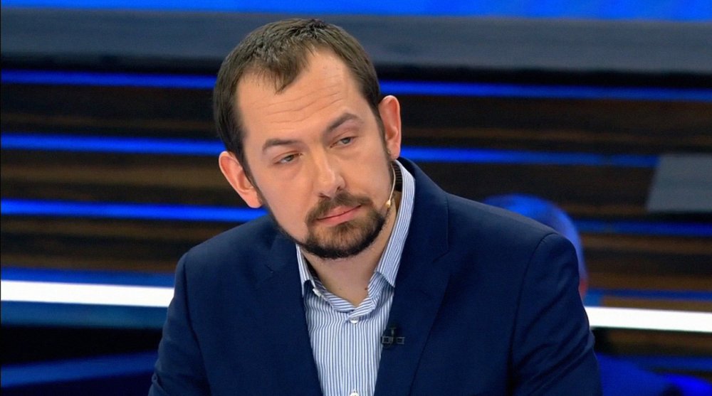 «Продали Родину за 2 тысячи рублей»: Выдача российских паспортов в ЛДНР разозлила Цимбалюка