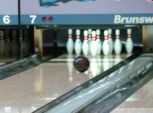 боулдинг. булинг. выбивший кегли. кегля для боулинга. кегли для боулинга.