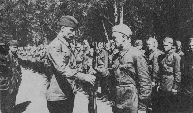 О генерал-майоре Бондовском, который прошёл пешком 1000 километров от Гродно до Курска, чтобы выйти к своим О генерал-майоре Бондовском, который прошёл пешком 1000 километров от Гродно до Курска, чтобы выйти к своим история