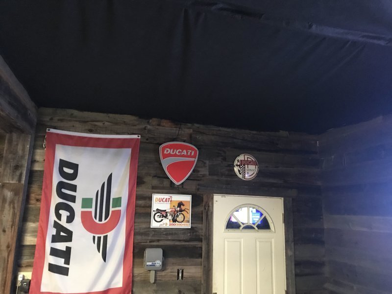 Мотоциклист превратил неприметный гараж в крутое «мужское логово» авто и мото,автоновости,гараж,история