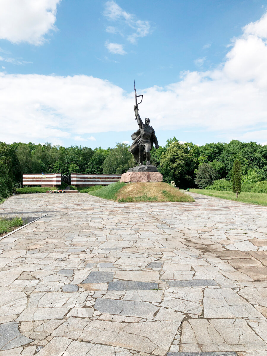 Мемориал урочища Шумейково - восьмиметровая бронзовая фигура советского воина Источник фото: www.drive2.ru
