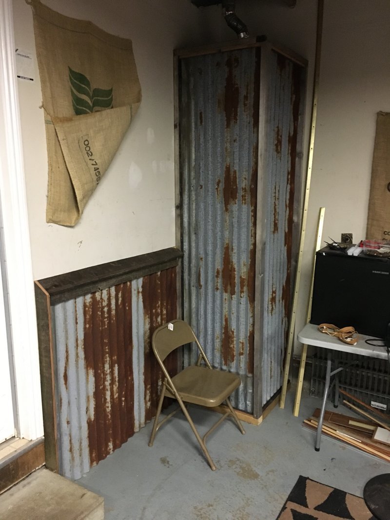 Мотоциклист превратил неприметный гараж в крутое «мужское логово» авто и мото,автоновости,гараж,история