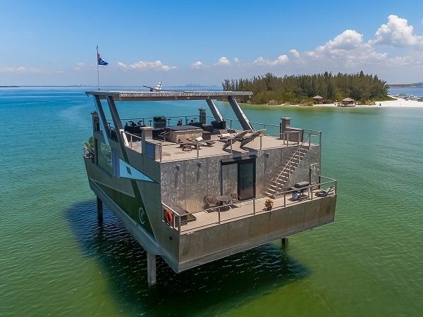 Яхта-особняк за 12 миллионов долларов, которая сделана целиком из нержавеющей стали