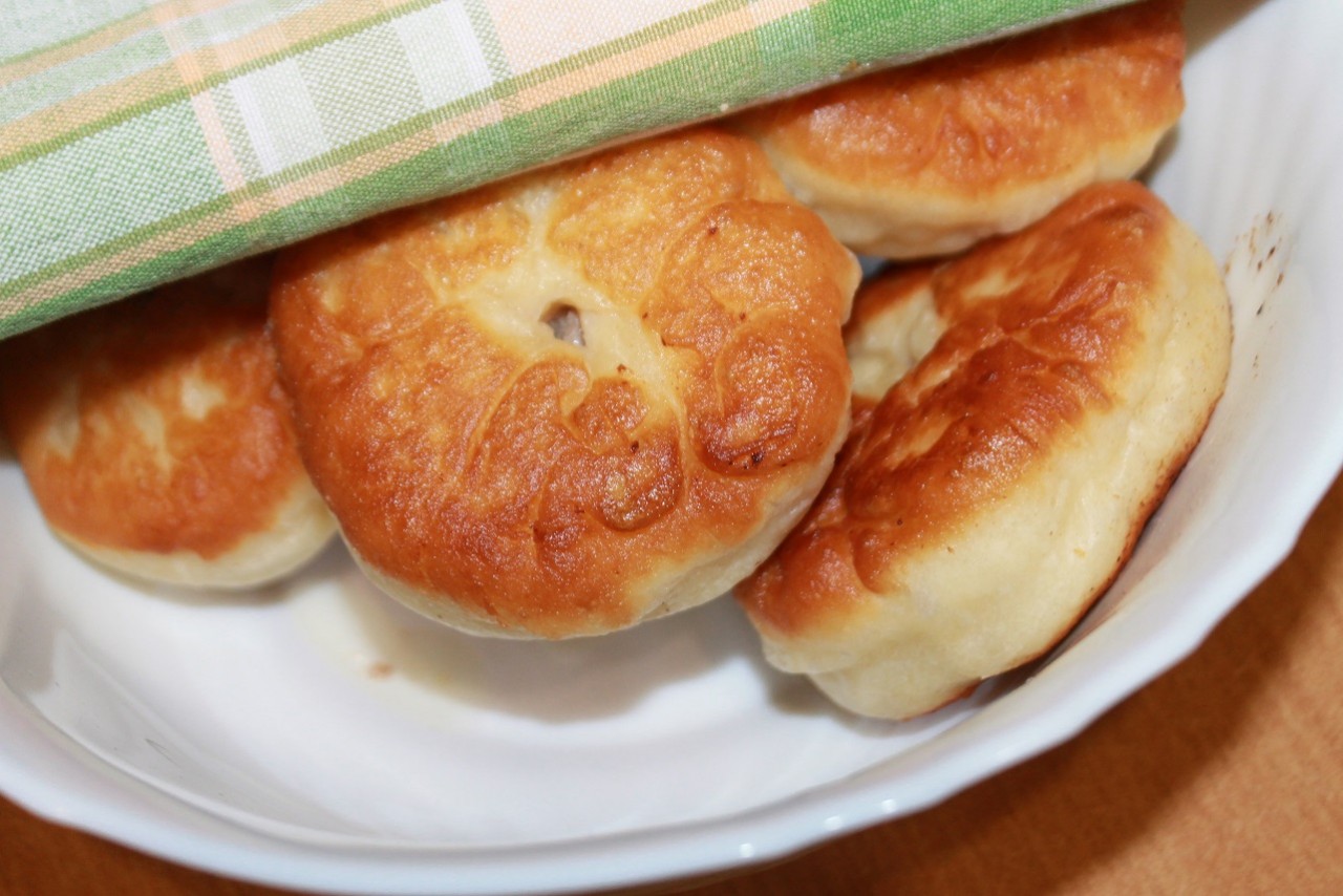 Беляши с мясом очень вкусный на сковороде. Беляши в духовке из дрожжевого теста. Беляши на дрожжевом тесте в духовке. Беляши с мясом в духовке из дрожжевого теста. Беляши в духовке из дрожжевого теста пошаговый.