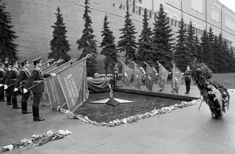 Москва могила неизвестного солдата 1967 год. Памятник землякам ушедшим на фронт уфа. День победы воронеж вечный огонь. Какой памятник был открыт 9 мая 1966. Мемориал неизвестного солдата у кремлевской стены в москве.