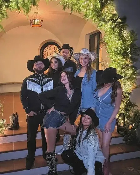 Селена Гомес устроила вечеринку мужу Бенни Бланко на фоне скандала вокруг их семьи Бенни, Гомес, Бланко, БланкоСелена, Friends, ступни, рождения, после, только, этого, Secrets, Селена, грязных, подкасте, камеру, стесняется, босиком, много, признался, ходит