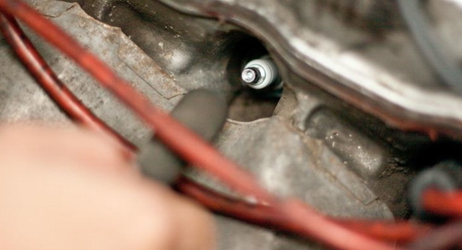 Меняем свечи с пылесосом. Автомобильный лайфхак