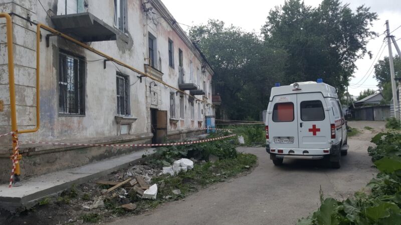 Власти Барнаула обвиняют жительницу ветхого дома в обрушении потолка