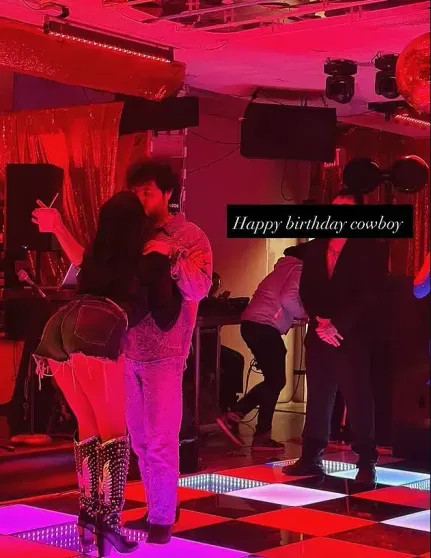 Селена Гомес устроила вечеринку мужу Бенни Бланко на фоне скандала вокруг их семьи Бенни, Гомес, Бланко, БланкоСелена, Friends, ступни, рождения, после, только, этого, Secrets, Селена, грязных, подкасте, камеру, стесняется, босиком, много, признался, ходит