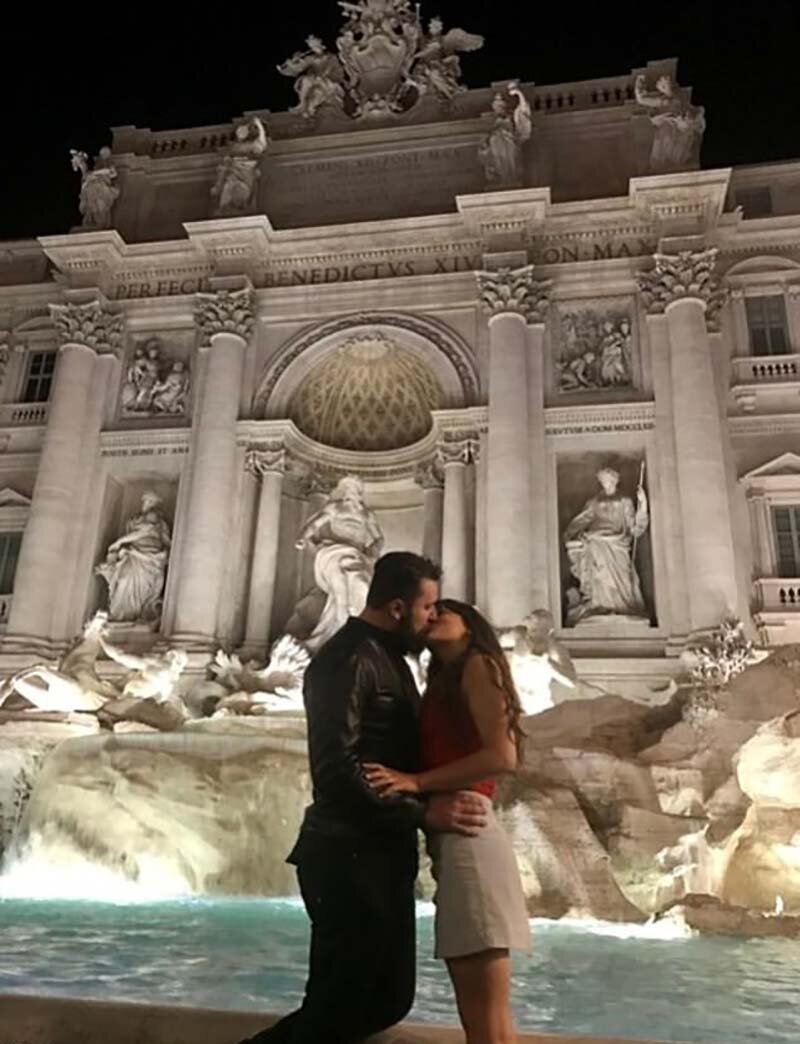 Девушка целует «случайных мужчин», чтобы сделать идеальные фотографии для социальных сетей Девушка целует «случайных мужчин», чтобы сделать идеальные фотографии для социальных сетей путешествие,самостоятельные путешествия,турист,Фотография