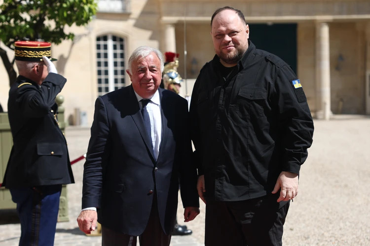 Спикер Верховной рады Украины Руслан Стефанчук (справа) имеет внушительные габариты. Фото: EPA.