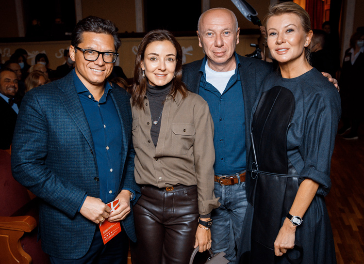 Ксения Собчак и Константин Богомолов, Баста и Елена Пинская и другие гости премьеры "Бэтмен против Брежнева" Звезды,Красная дорожка