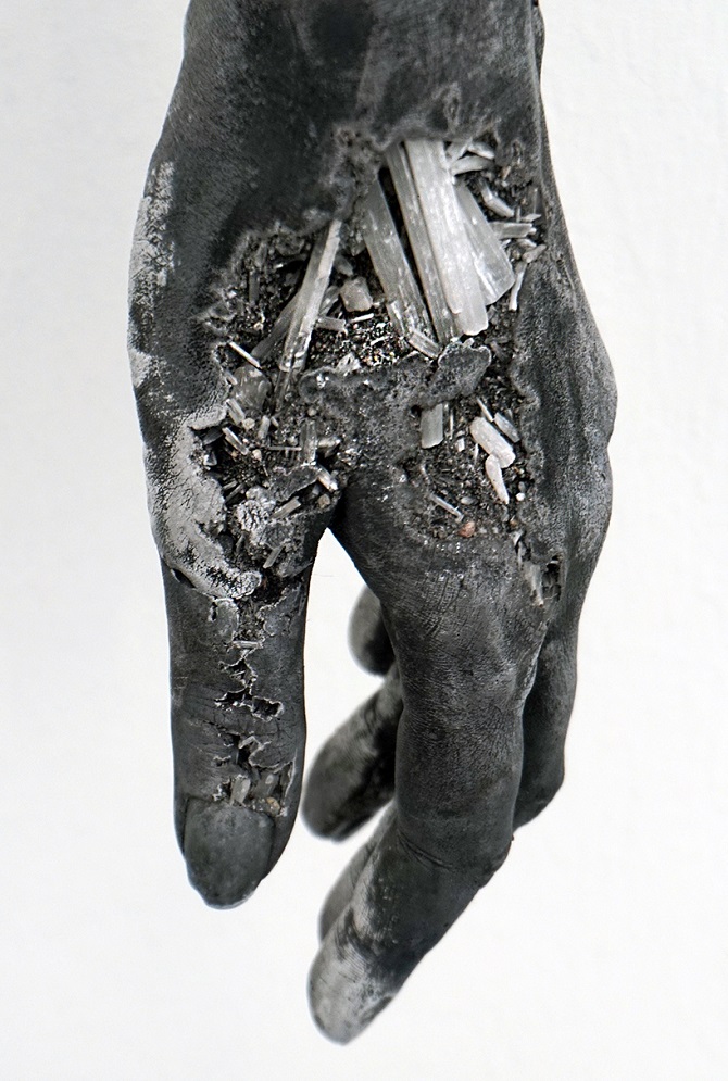 «Найденная» скульптура из кристаллов и вулканического пепла
