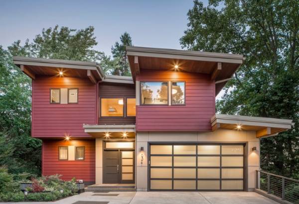 Фасад частного дома красного и коричневого цвета