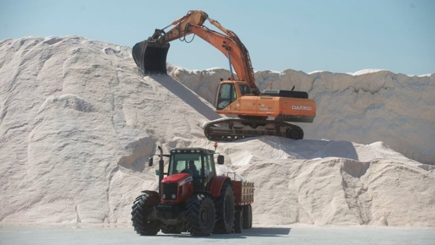 Как производят соль, которой посыпают зимой дороги