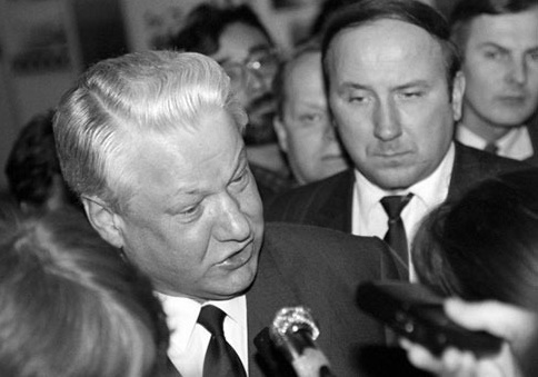 За что Ельцин уволил руководителя своей охранны Коржакова За что Ельцин уволил руководителя своей охранны Коржакова