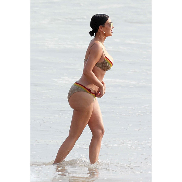 25 Без прикрас: Ким Кардашьян <br> на пляже в бикини