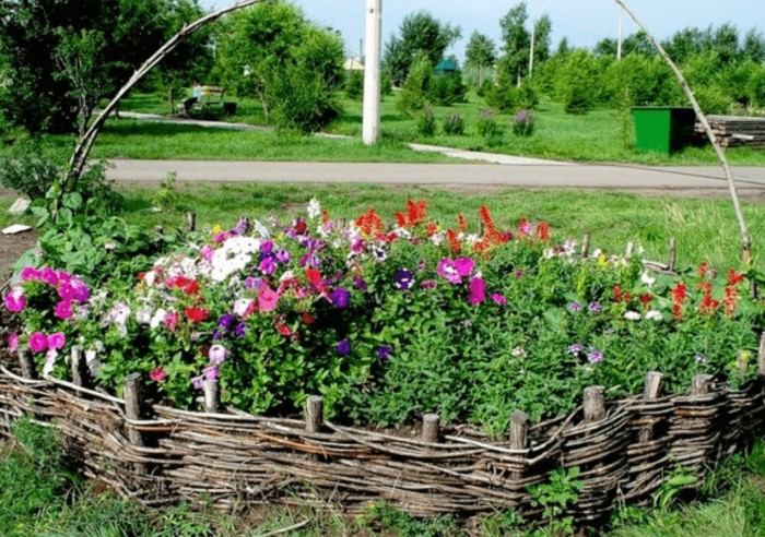7 нетипичных идей, как украсить садовые бордюры из подручных материалов чтобы, клумбы, бордюр, цветника, вокруг, можно, материалы, получится, сделать, цветы, бордюры, использовать, только, растения, декоративными, посадите, немного, фантазии, клумбу, покройте
