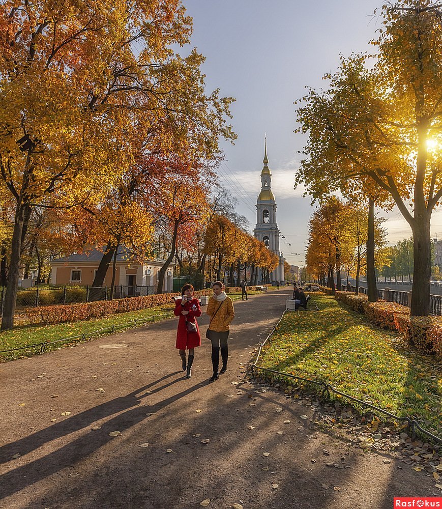 А в городе осень без. Никольский сад в Санкт-Петербурге осенью. Петербург Коломна осенью. Осень в Петербурге Смольнинский сад. Город Коломна осенью.