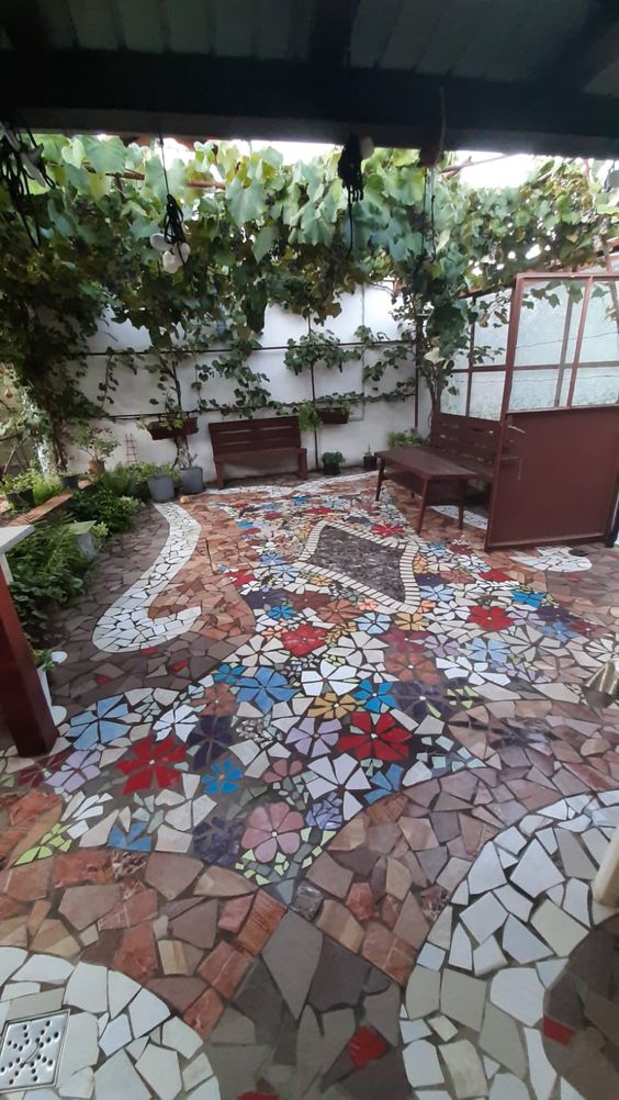 Битая плитка: 55 бюджетных вариантов стильного декора двора для дома и дачи,идеи и вдохновение