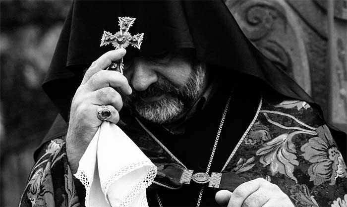 Инцидент в Сардарапате, когда «черные береты» преградили путь Патриарху-Католикосу всех армян Гарегину Второму, буквально потряс своим неприкрытым цинизмом и беспрецедентным хамством, проявленным...