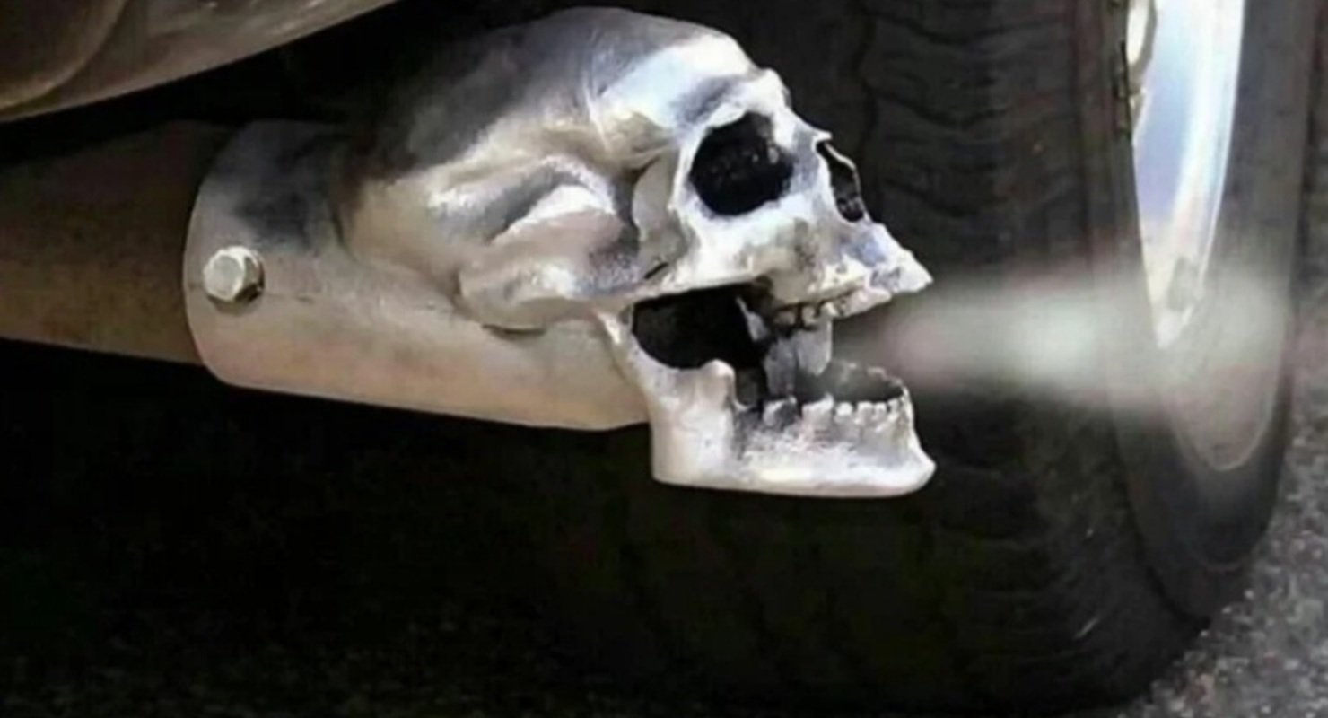 Зачем водители надевают на выхлопную трубу резиновые игрушки?