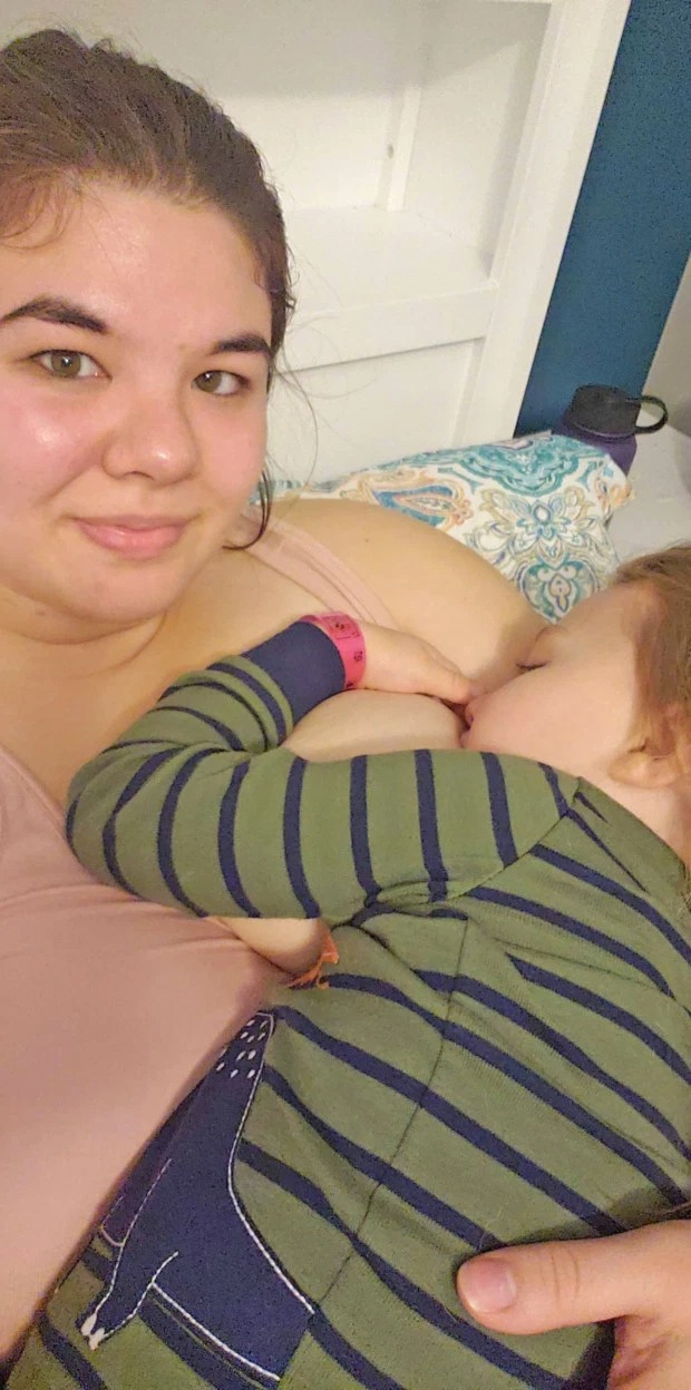 Особая связь: мать кормит грудью пятилетнего сына три раза в день Особая связь: мать кормит грудью пятилетнего сына три раза в день