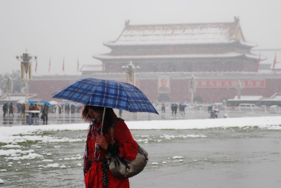 1) Девушка под снегопадом на площади Тяньаньмэнь в Пекине. 