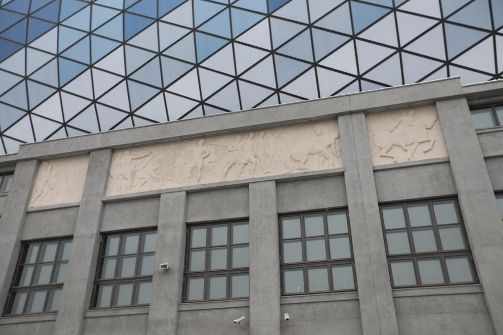 Исторические барельефы выставят в музее, а на фасаде стадиона установили копии. / Алексей Петров