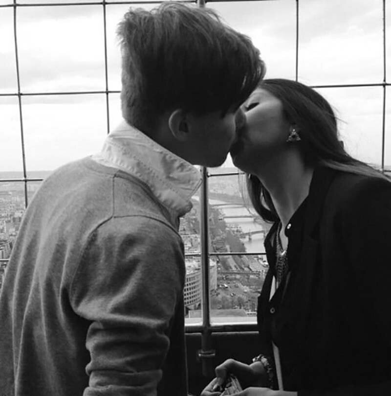 Девушка целует «случайных мужчин», чтобы сделать идеальные фотографии для социальных сетей Девушка целует «случайных мужчин», чтобы сделать идеальные фотографии для социальных сетей путешествие,самостоятельные путешествия,турист,Фотография