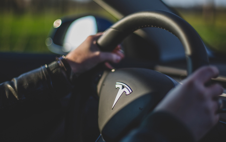 Tesla заявила о рекорде скорости, поставленном ее машиной с тремя двигателями