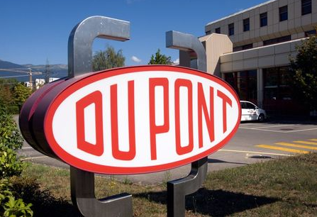 A DuPont logo is pictured on the research center in Meyrin near Geneva August 4, 2009. REUTERS/Denis Balibouse (SWITZERLAND BUSINESS SCI TECH)
