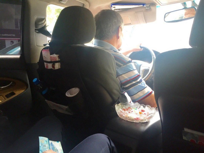 Необычный таксист из Алматы стал звездой после поста в соцсетях внимание, комфорт, такси, таксист